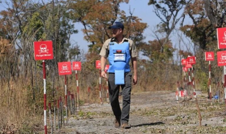 Harry camina sobre un campo de minas en Angola como lo hizo Diana