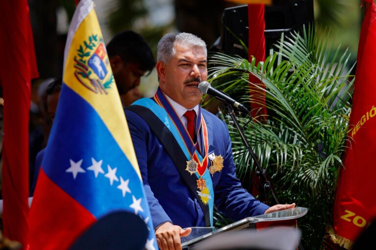 Gobernador y la Fanb honran a Bolívar y a héroes de la Batalla Naval del Lago