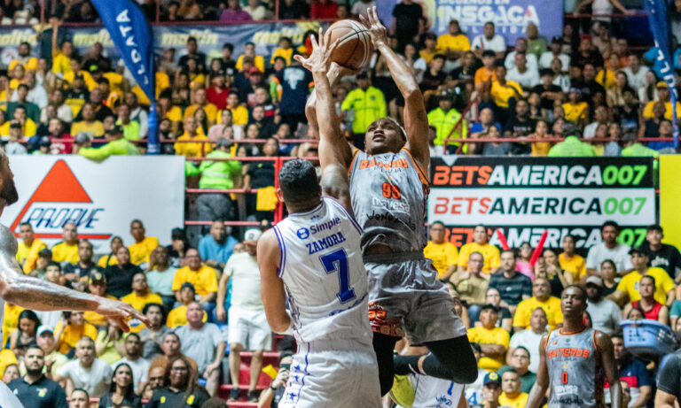 Gaiteros derrota a Trotamundos 64-49 y está a un paso del título