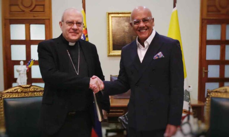 Jorge Rodríguez entrega al nuncio carta dirigida al Papa sobre 18 niños en EE. UU.