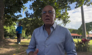 Jorge Rodríguez afirma que el canje fue negociado con EE. UU. y no con Bukele