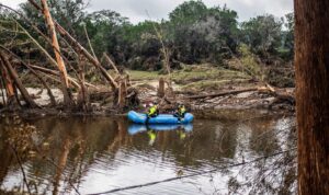 Cifra de muertos por inundaciones en Texas se eleva a 104
