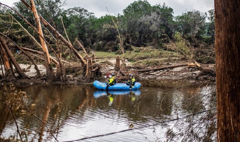 Cifra de muertos por inundaciones en Texas se eleva a 104