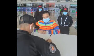 “La Hija de Dios” llega al país tras ser deportada por EE. UU.