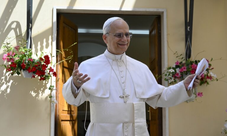 El Papa pide entrada "urgente" de ayuda humanitaria en Gaza en conversación con Abas