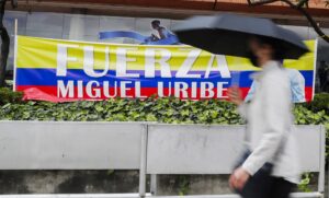 Esposa de Uribe Turbay anuncia que el senador “salió bien” de la operación