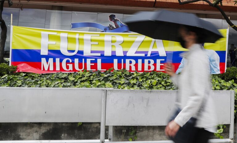 Esposa de Uribe Turbay anuncia que el senador “salió bien” de la operación