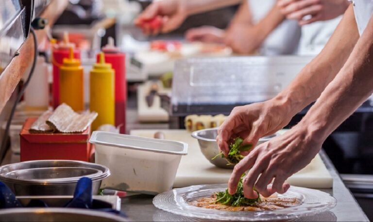 Manipuladores de alimentos: la clave de la seguridad alimentaria en Latinoamérica y Europa