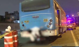 Muere motociclista venezolano en Perú tras chocar contra un bus