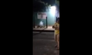 Zuliana se “venga” lanzando cohetones a vecino motorizado que la perturbaba
