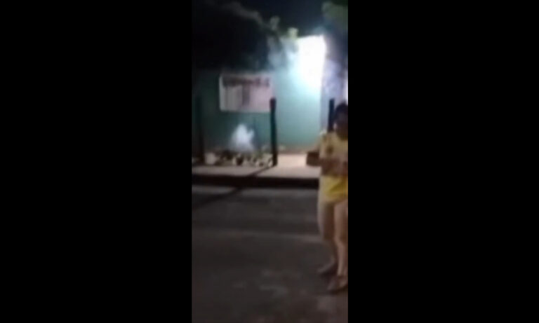 Zuliana se “venga” lanzando cohetones a vecino motorizado que la perturbaba