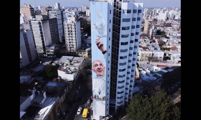 Artista argentino realiza mural de 50 metros del papa Francisco