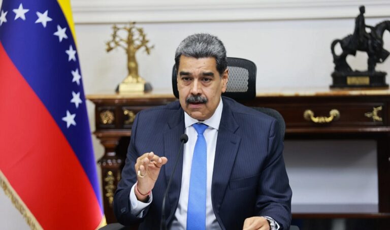 Maduro llama a la "nueva oposición" a avanzar en un "diálogo por el país"