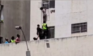 Rescatan a niña que quedó colgada de un aire acondicionado en Maracay