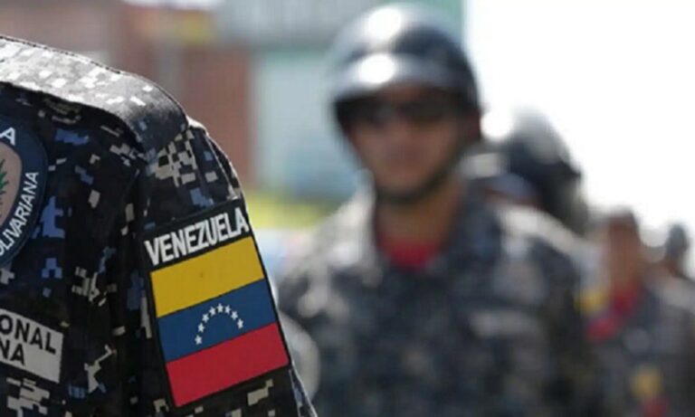 Arrestan a 3 policías por supuesto abuso sexual contra compañera de trabajo