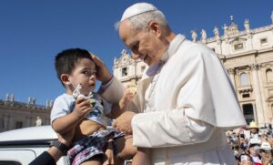 León XIV asegura que “la sociedad se está enfermando” por las redes sociales