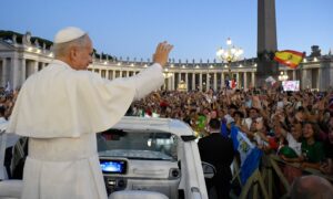 El Papa saluda por sorpresa a los 120.000 jóvenes reunidos en San Pedro por Jubileo