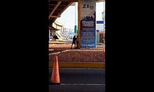 Policía cachetea y da puñetazo a compañera debajo del elevado Las Delicias