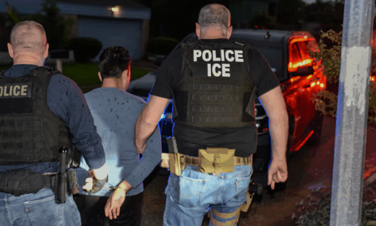 Cuestionan redada en Texas que detuvo a 47 migrantes "miembros" del “Tren de Aragua”