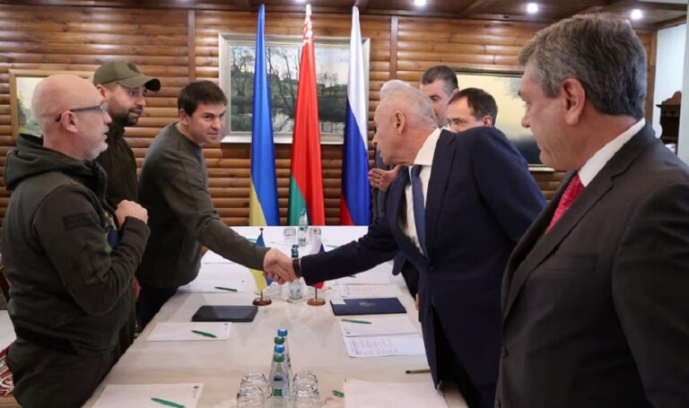Kremlin pide a EE. UU. presionar a Ucrania para una tercera ronda de negociaciones