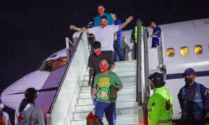 Llegan al país los 252 venezolanos detenidos en El Salvador, tras canje con EE. UU.