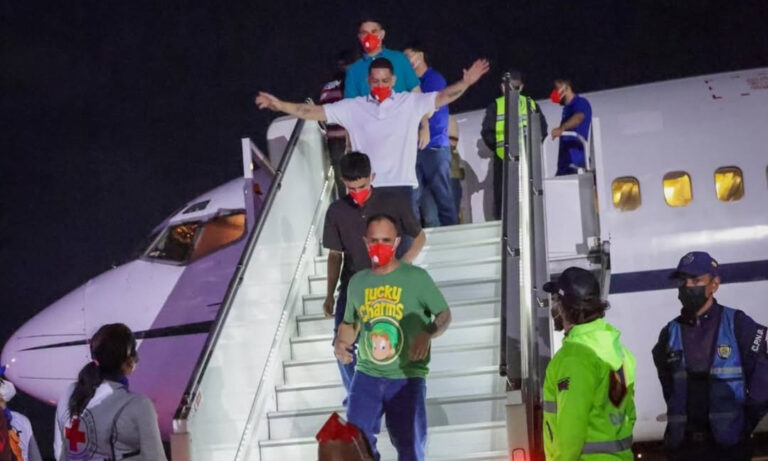 Llegan al país los 252 venezolanos detenidos en El Salvador, tras canje con EE. UU.