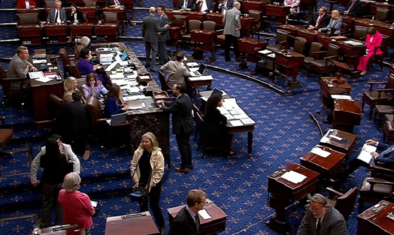 Senado rompe récords con maratoniana votación sobre el plan fiscal de Trump