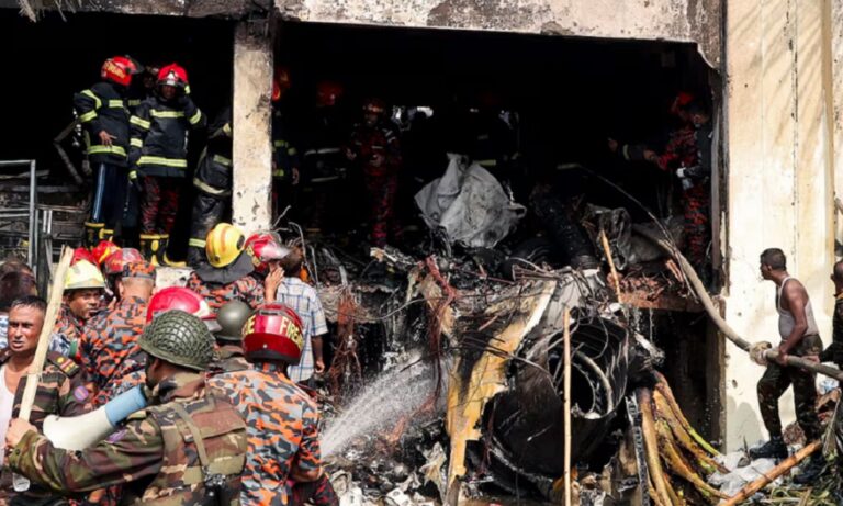 Al menos 18 muertos por caída de avión militar sobre escuela de Bangladesh