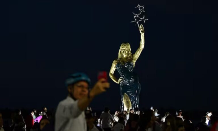 Develan estatua monumental de Sofía Vergara en Barranquilla
