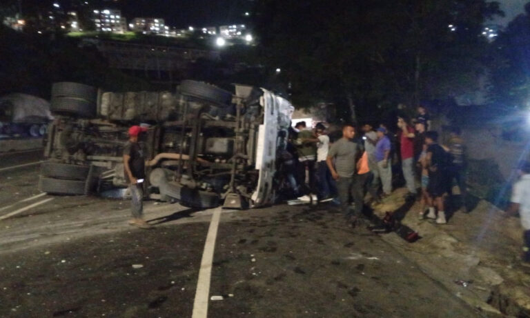 Gandola de alimentos se vuelca y es saqueada en Caracas