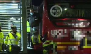 Apuñalan a venezolano dentro de un bus en Bogotá tras discutir con un hombre