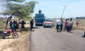 Vecinos bloquean la Troncal del Caribe para exigir un transformador