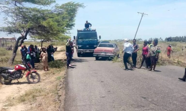 Vecinos bloquean la Troncal del Caribe para exigir un transformador