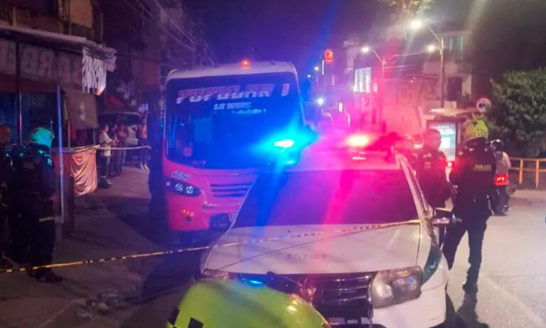 Identifican como venezolana a mujer asesinada dentro de bus en Medellín