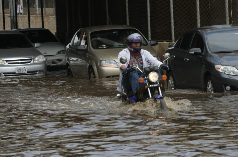 Advierten que las lluvias exponen deterioro urbano en Maracaibo