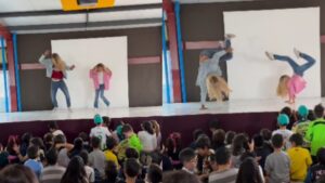 Padrastro e hijastra conquistan las redes con baile de “¿Y dónde están las rubias?”