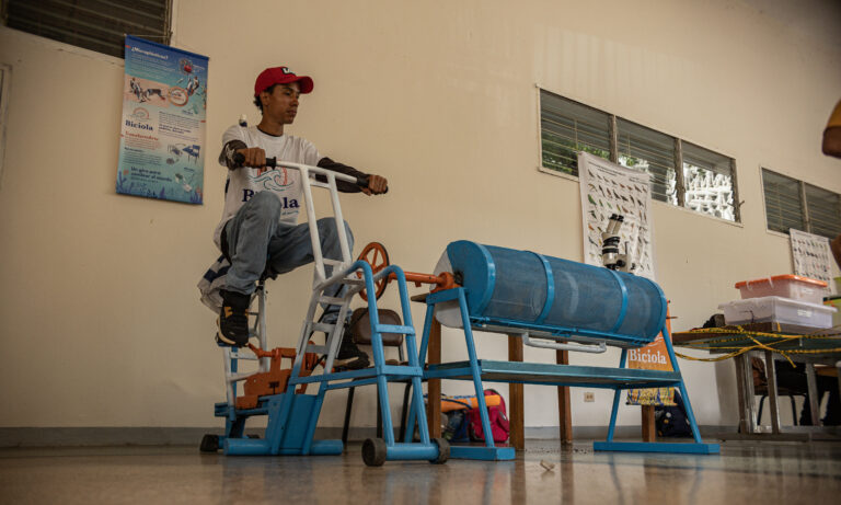 Biólogos crean "Biciola" para limpiar plásticos en el Lago de Maracaibo