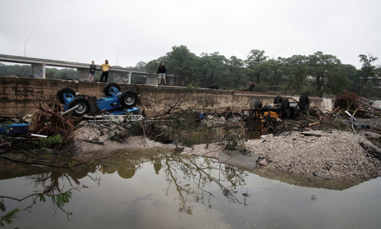 Inundaciones en el centro-sur de Texas dejan 27 fallecidos
