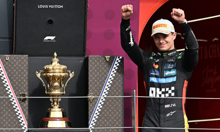 Norris gana en Inglaterra tras castigo a Piastri