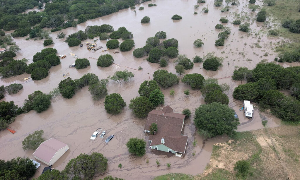 Sube a 52 la cifra de muertos por inundaciones en el centro-sur de Texas