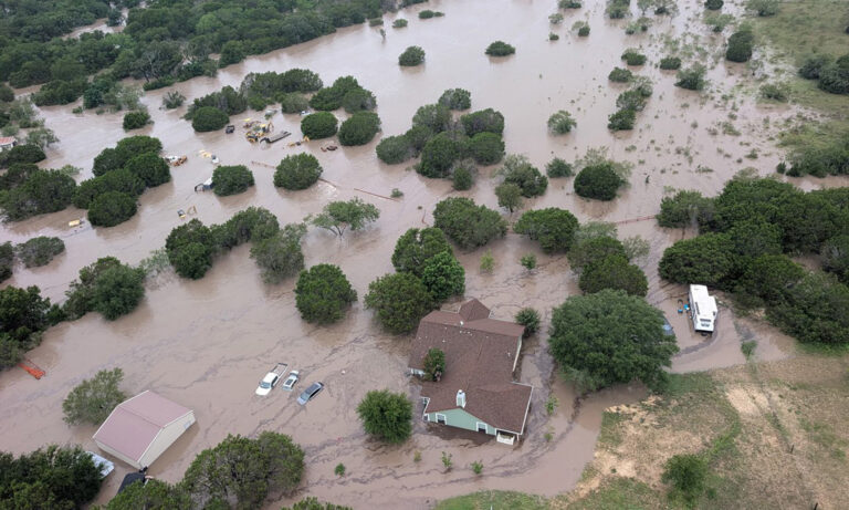 Sube a 52 la cifra de muertos por inundaciones en el centro-sur de Texas