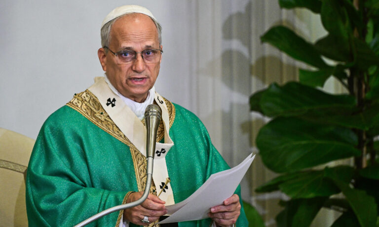 Papa León XIV pide una “revolución del amor” desde Castel Gandolfo