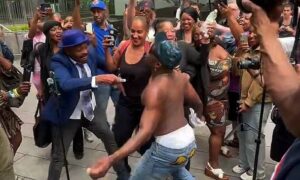 Fans de “Diddy” se bañaron en aceite de bebé para celebrar el veredicto