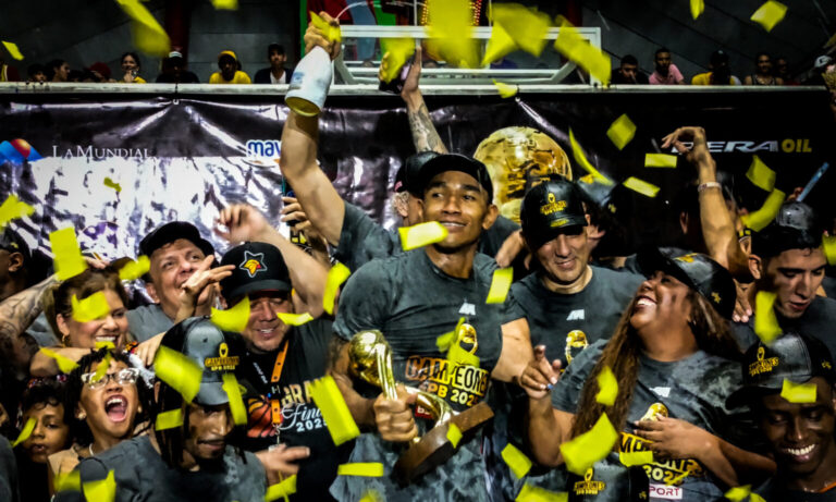 Gaiteros del Zulia rompe sequía de 24 años y gana el campeonato nacional