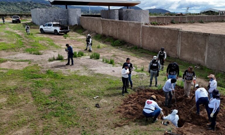 Hallan doce bolsas con restos humanos en México