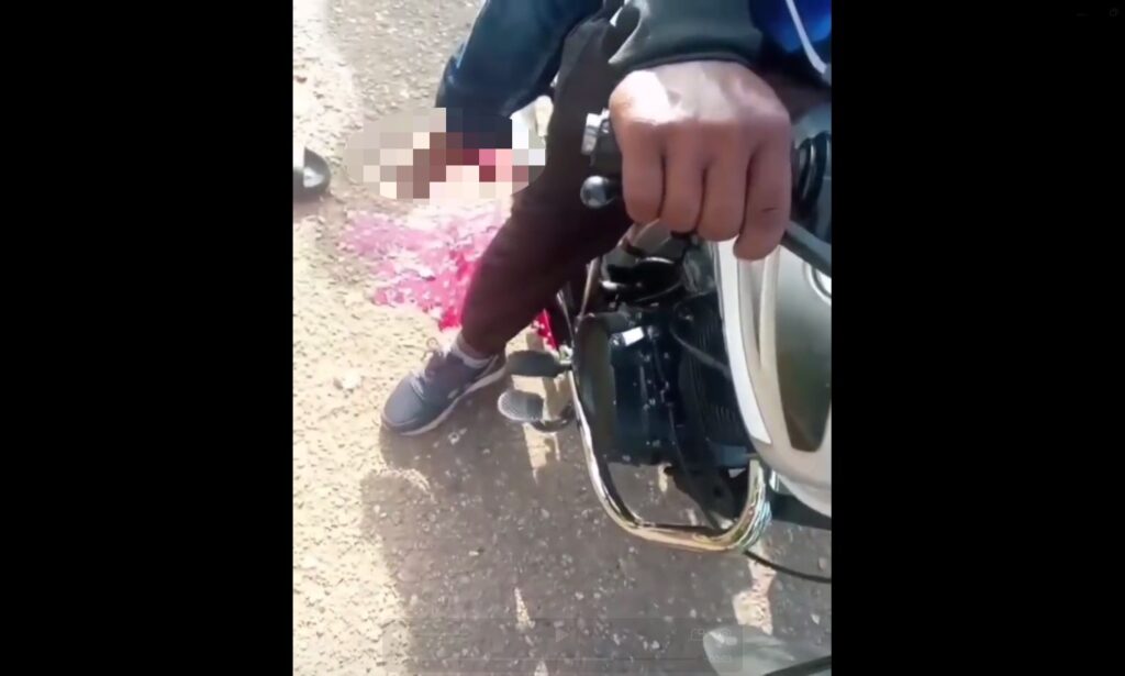 Mete el pie en rueda trasera de una moto y “por poquito queda mocho”