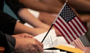 Un juez federal bloquea orden de Trump de eliminar nacionalidad por nacimiento