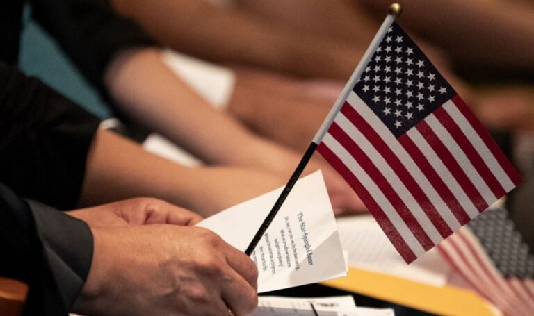 Un juez federal bloquea orden de Trump de eliminar nacionalidad por nacimiento