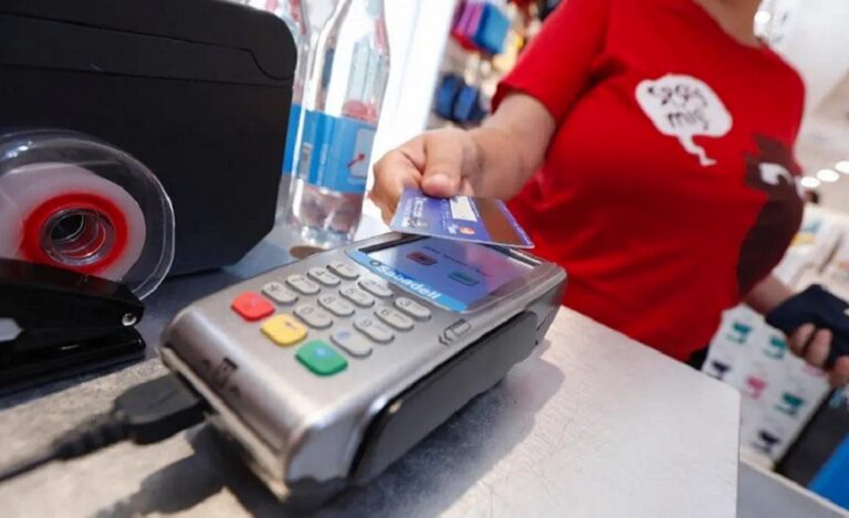 Recomiendan evitar que el comerciante toque la tarjeta “contactless”