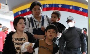 Aterriza un vuelo con 319 migrantes repatriados desde México